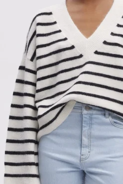 Alphagz V-Neck Striped