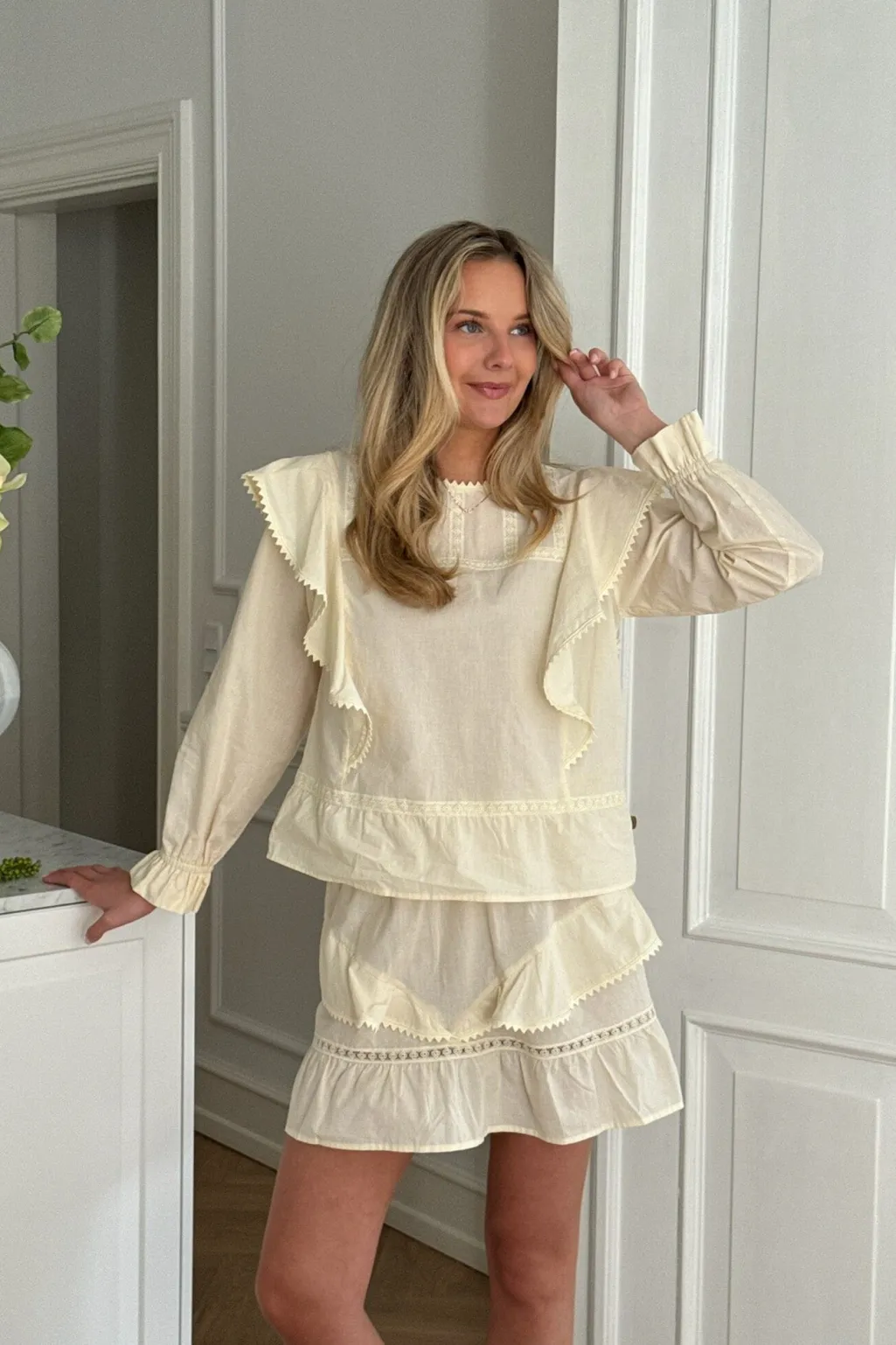 Leonoraic Lace Mini Skirt