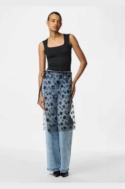 Pcnatasja Lace Sarong